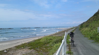 海とサイクリングロード